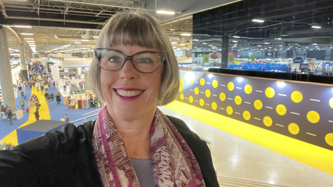 Karin Stehr auf einer erhöhten Ebene auf der SILMO 2026 mit Blick auf die Halle mit vielen Ausstellern