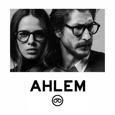 Paar mit dunklen Acteat Brillen von Ahlem Eyewear
