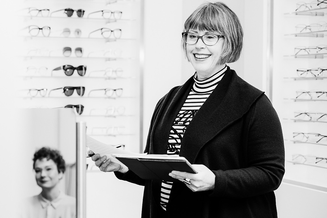 Karin Stehr bei einer Vor-Ort Beratung in einem Augenoptik-Geschäft