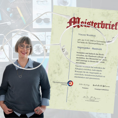 Fiktiver Augenoptik-Meisterbrief mit Ergänzungen im konzeptionllen Bereich, daneben Karin Stehr, über allem eine klassische silberne, runde Brille.