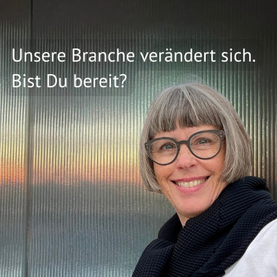 Karin Stehr vor einer metallischen Wand mit Sonnenaufgang Reflektion und einem Text: Unsere Branche verändert sich. Bist Du bereit?!