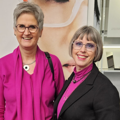 Petra Waldminghaus und Karin Stehr auf der Messe opti 2025 in München