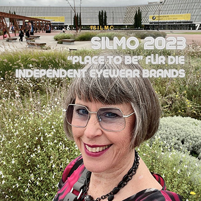 Karin Stehr vor den Messehallen der SILMO 2024 auf dem Messegelände in Paris Villepinte