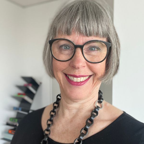 Karin Stehr mit einer Büffelhornbrille von Hoffmann.