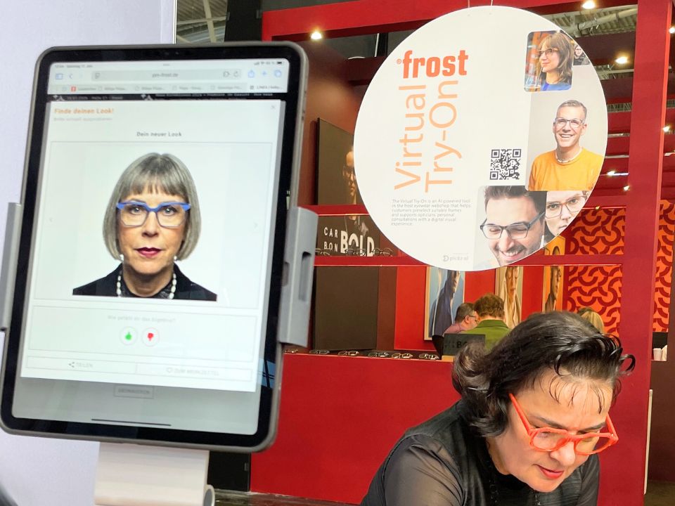 Virtual-Try-on mit pickz.ai auf dem Messestand von Frost Eyewear