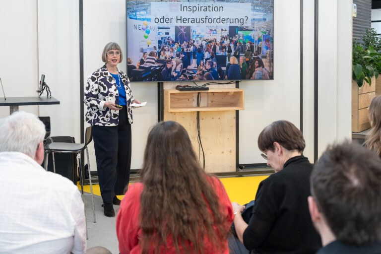 Karin Stehr beim Vortrag Independent Eyewear Kollektion auf der opti 2026