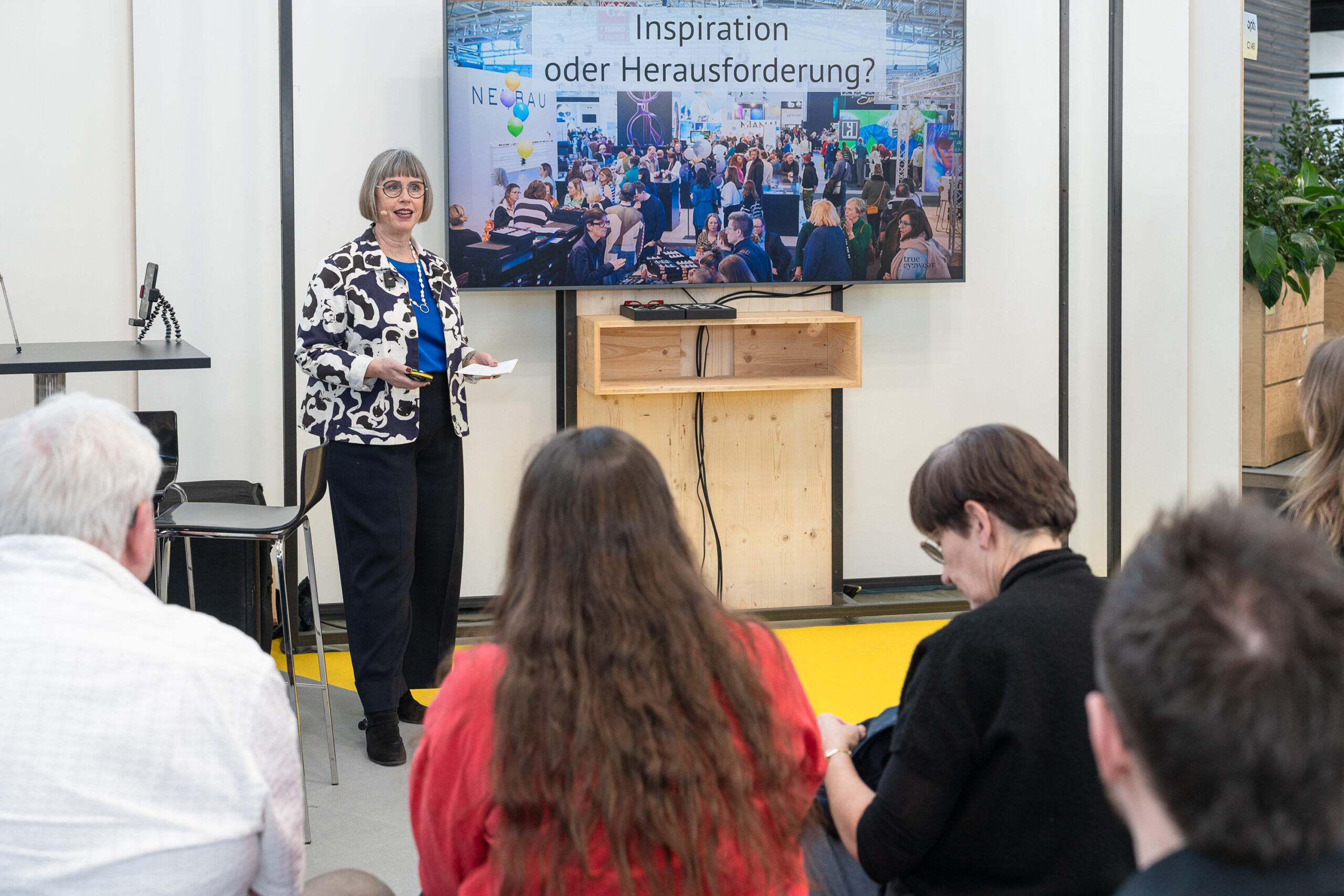 Karin Stehr beim Vortrag Independent Eyewear Kollektion auf der opti 2026