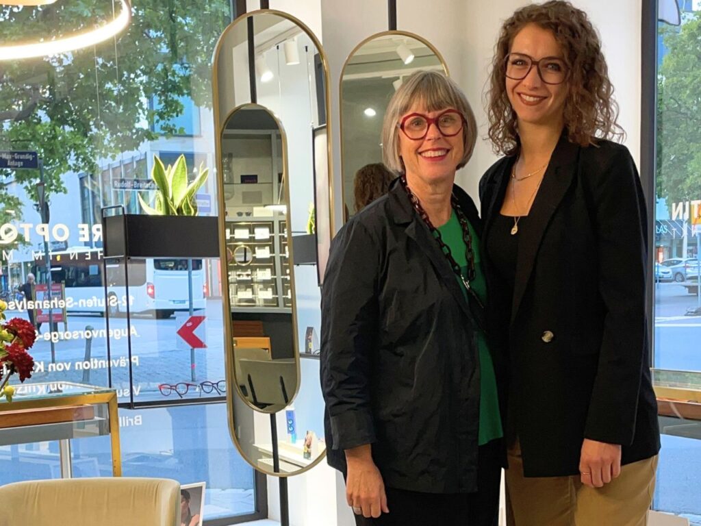 Stefanie Schuster und Karin Stehr im Geschäft Ihre Optometristin in Fürth
